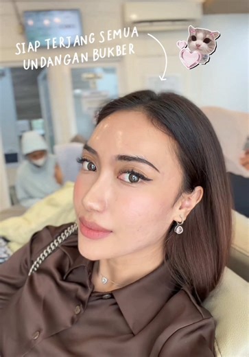 !!HASIL BUKAN DARI SEKALI TREATMENT, STEP BY STEP!! darah disaring utk naikkin bopeng, it’s PRP! Aku combine DNA Salmon PRP Peeling Biolight Therapy subsisi 3 titik, 7 hari bopeng naik walaupun sempet memar NORMAL BGTT!! treatment pertama (Ultimate Acne Skin Barrier) sempet purging & itulah indahnya sensitive skin 𐔌՞ ܸ.ˬ.ܸ՞𐦯 So far bopeng lebih naik, bekas jerawat makin pudar, dan overall kulit jadi lebih fresh & cerah 🥹🩷 Ella Skin Clinic kepikiran aja ya bikin bundling gini ⸜(｡˃ ᵕ ˂ )⸝♡ 📍 