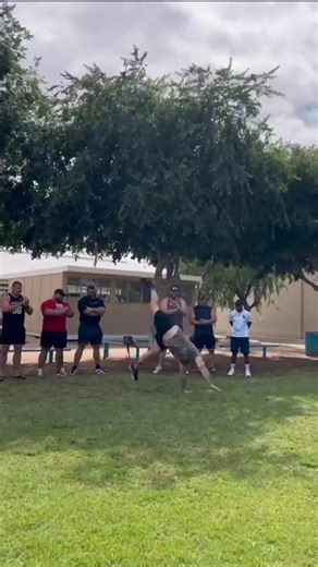 Sterkmanne besoek Op die Voorpos 🏋️‍♂️ Op die Voorpos het vandag ’n opwindende verrassing beleef toe sommige van die wêreld se sterkste manne ons skool kom besoek het. Die atlete is deel van die SCL Strongman Champions League, ’n internasionale kragkompetisie. Tydens hul besoek het die kampioene ’n kort, maar indrukwekkende kragvertoning gegee wat die leerders verstom het. Die sterkmanne sal op 15 en 16 November by Hoërskool Duineveld deelneem aan die volgende been van die kompetisie, en ons mo