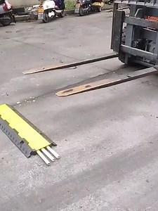 Rubber and Plastic Cable Protector 2 Channel  Cable Tray   Cable Protector Floor Pvc Trunking