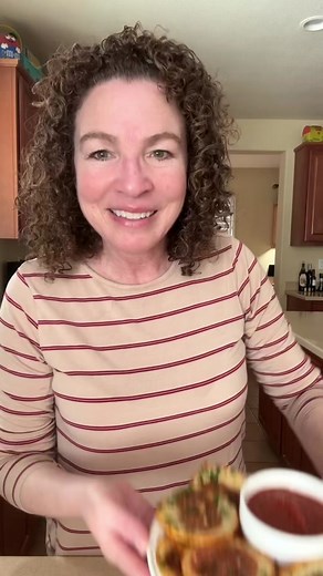 Mozzarella Pizza Chips for when you’re craving the flavors of pizza but need a low carb snack #lowcarbsnacks #gamedaysnacks