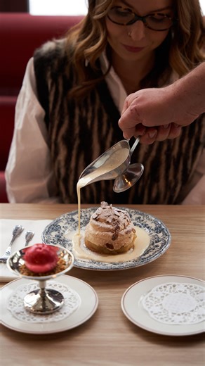 Szarlotka @mateusz_wichrowski zachwyci każdą Babcię i Dziadka w ich wyjątkowym dniu! ⟢ ⟢ SZARLOTKA__na ciepło z migdałami, sosem cynamonowym & sorbetem malinowym. Weź dziś do nas Babcię, weź jutro Dziadka - czekamy na Wasze miłe rodzinne wizyty do 22:00! bistro Rotisserie | szarlotka | dzień Babci | dzień Dziadka | bistro Wilanów | obiad Wilanów | deser Wilanów | kawa Wilanów | Rotisserie Bistro