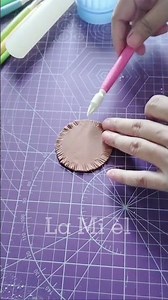 Fondant Easy Hat Topper Tutorial #fondanttoppers #caketopper #topper #cakedecorating #cake #cakeart