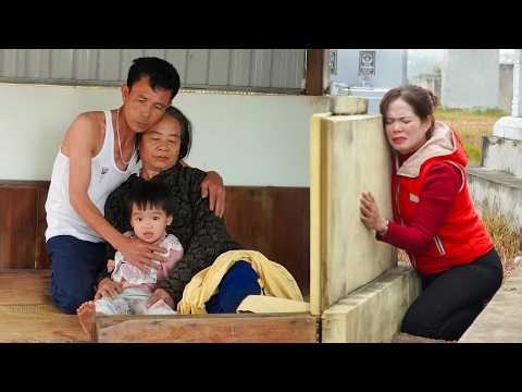 Giant Python Appears Behind Old Grave 😭 Family Breaks Down in Tears at Loved One’s Grave