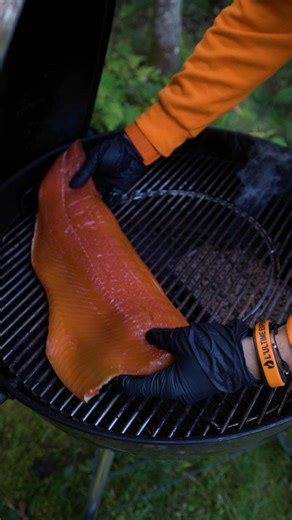 Cette semaine, on vous montre comment réussir votre saumon fumé à froid, directement sur votre BBQ. Une technique simple, savoureuse et parfaite pour impressionner vos invités… ou pour vous gâter vous-même! Avec l’automne, c’est le moment idéal pour découvrir (ou redécouvrir!) la magie de la fumaison. Vous verrez : un peu de patience, un bon BBQ, quelques astuces… et le résultat est incroyable 🔥 👉 Découvrez la recette complète disponible sur notre site internet! 🔥🔥 | BBQ Québec