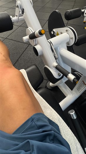 KoalaKalves 🐨🦵🏽 (MARTA) on Instagram: "Wait for the sound at the end 🤣🤣🤣🤣🤣 so I love training quads one legged on the leg extension with an at least 2 second pause at the top. I don’t even go all that heavy; I just make sure to get 3-4 sets of 12 and hold the last rep as long as possible. Dropping some of my koala secrets 😎 #quads #legs #workout #fitness #muscle"