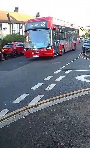 London Buses South End 🔴Beautiful London Neighbourhood 4K HDR