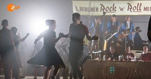 HINTER DEN KULISSEN von KU'DAMM 56 Für die spektakulären Rock'n'Roll-Szenen im Film mussten "Monika"-Darstellerin Sonja Gerhardt und "Freddy" (Trystan Pütter) hart trainieren - viel Schweiß und blaue Flecken inklusive. Wir meinen: Es hat sich gelohnt! | Herzkino im ZDF