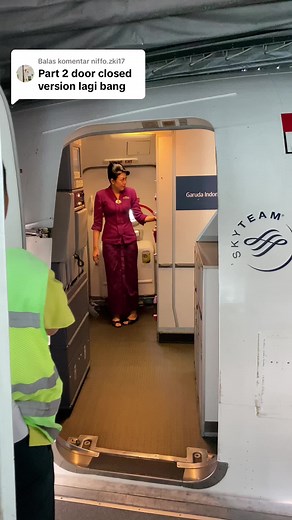 Membalas @niffo.zki17 DOOR CLOSE || GARUDA VERSION #Doorclose #garuda #garudadoorclose #anakpenerbangan✈️✈️ #anakpenerbangan✈️✈️ #yogyakartainternationalairport #garudaindonesia #cabincrew #crewgaruda