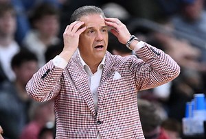 “Epstein Files Meetup”: Fans Torch John Calipari and Bill Clinton as Duo’s Meeting Takes Unsavory Turn Online | College Sports Network