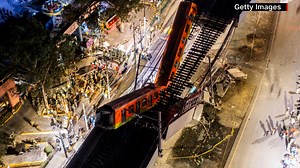 A un año del fatídico accidente en la Línea 12 del metro de la Ciudad de México, todavía no hay ningún responsable imputado. Por cuarta ocasión, la audiencia de este lunes en la que la Fiscalía capitalina imputaría a 10 personas fue diferida al próximo 6 de junio, pero las víctimas y sus familiares siguen lidiando con el miedo y las secuelas de una tragedia que cambió sus vidas para siempre. Más info: https://cnn.it/39rA7GG | CNN en Español