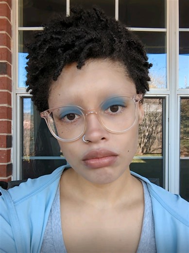 Exploring the Eyebrowless Look: Should I Try Makeup?