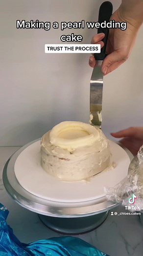 Making a Pearl Wedding Cake Tutorial | Surrey Wedding Inspiration