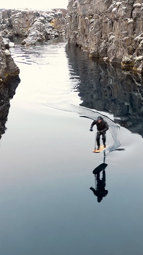 I still cannot believe this happened… Foiling between 2 tectonic plates (one side is Europe and the other is America) felt completely unreal. It felt like being on another planet, where there is no noise besides the wave I’m making. I’m so thankful to have experienced that feeling at least once in my life. Thanks @antoinebosson and @alexandre_fpv for filming. That was quite an expedition 😅 Je n’arrive toujours pas à croire que c’est arrivé... Foiler entre deux plaques tectoniques (d’un côté l’E