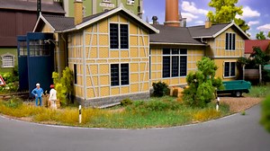 FALLER - Lokschuppen, 1-ständig H0 - 120287 - Locomotive shed, 1 stall 1-ständiger Lokschuppen in Fachwerkbauweise mit hellen Balken und gelber Klinker-Ausfachung. Der Lokschuppen bietet Platz für Loks bis 230 mm LüP. https://www.faller.de/miniaturwelten/rund-um-die-bahn/lokschuppen-heizwerke/10996/lokschuppen-1-staendig?c=24 1-storey roundhouse in half-timbered construction with light-coloured beams and yellow clinker infill. The roundhouse has room for locomotives up to 230 mm LoB. https://www