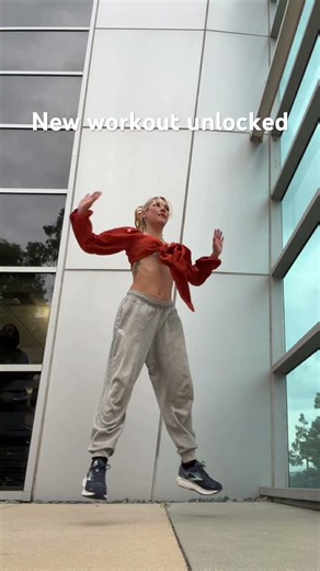 Y’all think the guy in the back minded my dancing?? 👀 #danceshorts #danceworkout #chelseayea