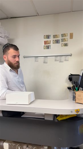 KAP'S on Instagram: "20 BALLES 💲 La Box du peuple dispo chez Kap’s Unique en Casher (Pour l’instant 👀) • 1 smash simple 🍔 • 1 p’tit wrap tenders 🌮 • 2 wings 🍗 • Frite cheddar oignons 🍟 20€ TTC, Du jamais vu dans le KOSHEEERRR les amis !!! 😱 #kaps #kosher #foodporn #food #boxdupeuple"