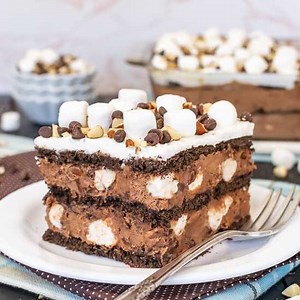 Too hot to bake? Make this easy Rocky Road Icebox Cake for dessert this summer. The layers of chocolate crackers & filling come together in minutes! SEE THE FULL RECIPE HERE: https://insidebrucrewlife.com/rocky-road-icebox-cake/ | Inside BruCrew Life