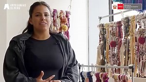 🎬✨¡Voces con Artesanías del Perú! En este tercer episodio, conoceremos la historia de la empresa Atrapasueños Numbra, donde talentosas artesanas de la región Lima combinan técnicas como el macramé, el bordado, el crochet y los palitos, creando piezas únicas y originales de manera completamente artesanal. 🧵🧶🪡 Sumérgete en su taller y descubre el arte, la pasión y el proceso detrás de cada obra. 🥰 #ArtesaníasDelPerú #MINCETUR #tejidos | Artesanías del Perú