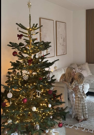 Vores smukke juletræ 🎄 Olaf ville så gerne hjælpe med at hænge julekuglerne på, og til sidst fik han også en lille nissegave, der selvfølgelig skulle se det fine træ ⛄️ Vi holder jul hos mine forældre i år, så herhjemme nyder vi bare juletræet og den dejlige duft af gran. Jeg glæder mig til den dag, hvor vi skal danse rundt om vores eget juletræ juleaften ❤️ #juletræ