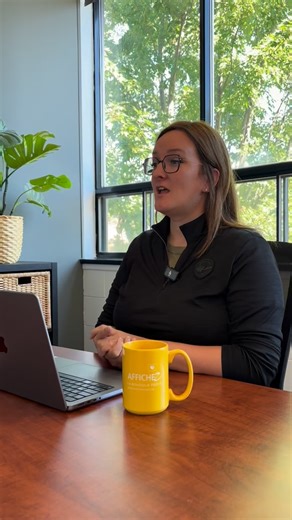 ✍️ Quand je te parle de typo, je ne te parle pas d’un p’tit pot… 💻 Je te parle d’une typographie. Une typographie, c’est la façon générique que les graphistes utilisent souvent pour parler de fonte et de police. 👉 La police est l’ensemble des caractères d’une même famille (par ex. Arial). 👉 La fonte, c’est la déclinaison précise de cette police (par ex. Arial gras 12 pt). La typographie, c’est donc le mot-valise qui englobe tout ça, mais aussi la manière dont on agence, présente et utilise le