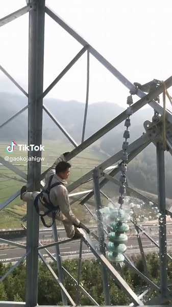 Electric workers are working at heights, replacing insulators, one at a time, because there should be no one below#electricworker #workatheight #powergrid #highaltitude #electrictower