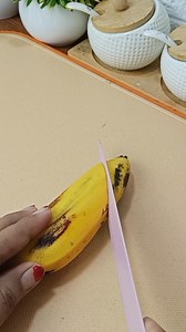 Oooh ternyata begini cara bikin molen pisang yg kulitnya suuuuper renyah tahan sampai besok pagi loooh...❗❗❗ #dapurrizquna #molen #molenpisang #gorengan #jajananpasar | Dapur Rizquna