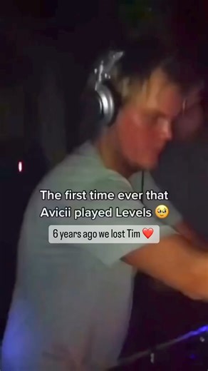 The first time that Avicii played Levels... | Hits District - Music 4 DJs