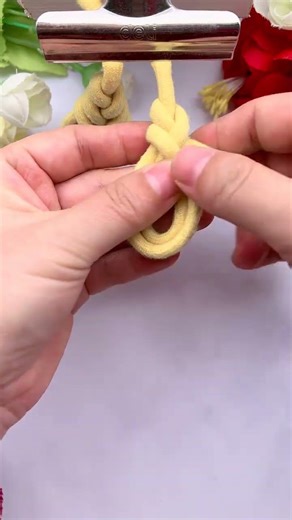 How to tie the drawstring decoration on a hoodie