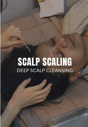 Finally listening to your scalp… 👂 If your scalp has been itchy, oily, flaky, or irritated… that’s not “normal.” That’s buildup, excess sebum, and clogged follicles asking for help. Scalp Scaling is a deep cleansing treatment that detoxifies your scalp and creates a healthier environment for hair growth. ☑️ Removes product buildup & dead skin ☑️ Reduces itchiness & dandruff ☑️ Controls excess oil ☑️ Unclogs hair follicles ☑️ Promotes healthier hair growth Healthy hair starts with a healthy scal