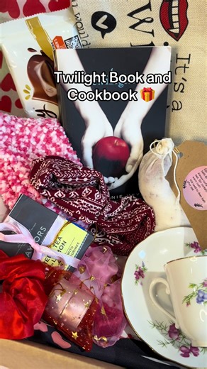Twilight book and cookbook Gift Box 🎁 only one available ❤️❤️❤️#twilight #cookbook #cullen #vampire #bookish