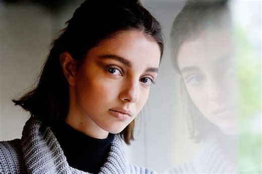 La modella Lucy Markovic è morta a 27 anni, aveva una malattia rara