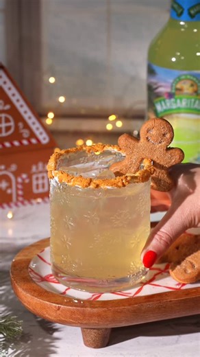 Samantha Warren on Instagram: "If gingerbread cookies had a cocktail era… this would be it. 🍹🎄Cinnamon infused tequila, ginger liqueur, and Margaritaville Foods Margarita Mix bringing all the holiday warmth in one sip. @MargaritavilleFoods ad Gingerbread Margarita Ingredients: 🤎3 oz Margaritaville Foods Margarita Mix 🤎 1½ oz cinnamon infused tequila 🤎 ¾ oz ginger liqueur 🤎 vanilla frosting 🤎 gingerbread cookies Cinnamon Infused Tequila Ingredients: 🤎 2 cinnamon sticks 🤎 1 cup tequila 1.