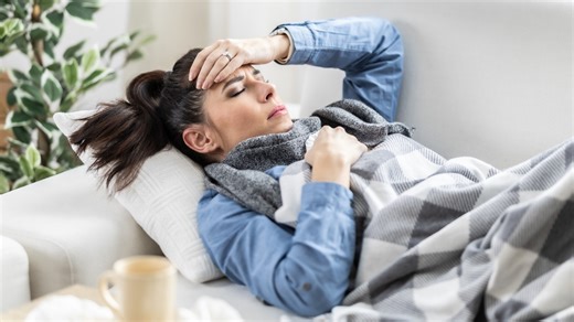 How to tell difference between common cold and 'super flu' as doctors explain 'key symptom'