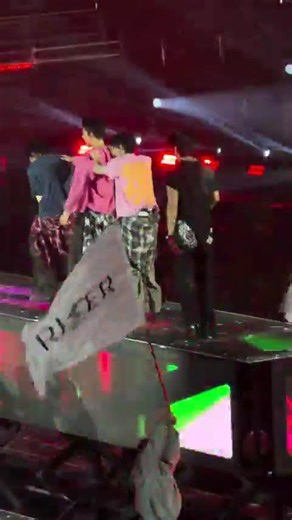 Fantastic Baby💖🦋 train #RISERCONCERTD3#staytogetherforever #pondphuwin #ppnaravit #phuwintang #gmmtv