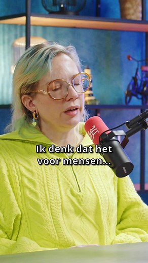 Waarom voelt het slikken van medicatie (tegen depressie bijvoorbeeld) als een strijd? 💊 Veel mensen die antidepressiva gebruiken, willen er zo snel mogelijk weer vanaf. Waarom? Omdat het lastig is om te accepteren dat je afhankelijk bent van iets van buitenaf. Het voelt alsof je gefaald hebt, alsof je zou moeten kunnen functioneren zonder. Maar is dat realistisch? En hoe moeilijk is het eigenlijk om te stoppen? Aafke deelt haar ervaring in De Peace Talks van De 365 Podcast! #depressie #podcast 