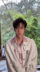 How to close it? 😅 “咋关呀” 241203 Wang Yibo Weibo Live Stream YIBO X CHANEL MÉTIERS D'ART #WangYibo_ChanelHangzhou #WangYibo_CHANEL #WangYiboxCHANEL #WangYibo Don’t forget to tune in to the CHANEL Métiers d’Art Collection show tonight at 6:00 PM #王一博香奈儿品牌形象大使 #王一博平安喜乐 #青年演员王一博 #正能量艺人王一博 #王一博 #WangYibo王一博 #WangYibo #왕이보 #ワンイーボー #ВанИбо #VươngNhấtBác #หวังอี้ป๋อ | 𝐖𝐀𝐍𝐆 𝐘𝐈𝐁𝐎 王一博