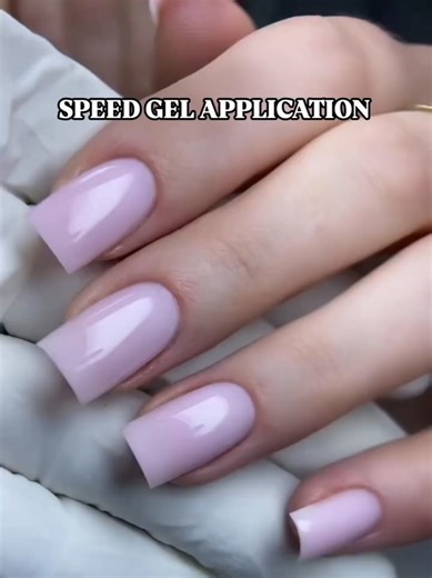 Γιατί όλο και περισσότερες τεχνίτριες επιλέγουν τζελ σε μπουκάλι αντί για κλασικό τζελ❓️ 👉 Ο λόγος είναι κυρίως η ταχύτητα και η ευκολία στην εργασία. Το τζελ σε μπουκάλι διαθέτει ενσωματωμένο πινέλο, οπότε η εφαρμογή γίνεται πολύ πιο γρήγορα χωρίς να χρειάζεται να αλλάζεις εργαλεία. Αυτό επιτρέπει στην τεχνίτρια να δουλεύει πιο άνετα και να εξοικονομεί χρόνο σε κάθε σετ. ✅️ Το Inception Gel έχει σχεδιαστεί ακριβώς για αυτήν την ευκολία. Με το ενσωματωμένο πινέλο μπορείς να δουλέψεις κατευθείαν