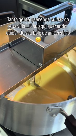Enquanto o povo se preocupa com a vida alheia, eu só penso em deixar seu aniversário mais doce 😏🍰 Quem mais é do time que demonstra amor com bolo? #tiktokbrasil #paravoce #fyp #bolodeaniversario #confeitaria