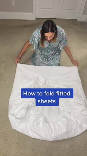How to fold fitted sheets #foldingsheets #homehacks #foldinghacks