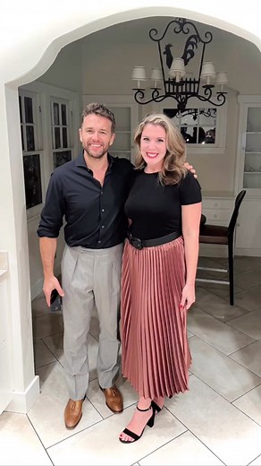 Red Curtain Addict on Instagram: "Last night we got to see Julian Ovenden perform at @bwayandvine’s last concert of the season. Julian has been on Downton Abbey, Bridgerton, The Crown, and more… but did you know he is also an Olivier Awards winner?? He even shared the stage with Tony Bennett for the birthday concert for the Queen’s 90th Birthday! Needless to say, it was a wonderful evening and we were BEYOND excited to meet him!! We can’t wait to hear about Broadway & Vines 2024 season… who shou