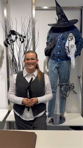 Tag din familie under armen - for i dag byder Asnæs på (u)hygge 🎃👻 Der vil være en masse aktiviteter rundt i byen. Vi holder blandt andet åbent til kl. 21.00 - og giver jer -25%* på ALLE varer. *Gælder ikke i forvejen nedsatte varer *Gælder ikke smykker/tilbehør | Safran, Asnæs