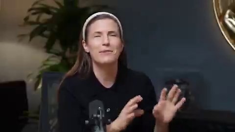 Jesse Genet on Agentic ParentingJesse Genet joins a16z's Sarah Wang and Katherine Boyle to discuss her journey from founder to parent, how she's using agents in her household, and how AI could transform parenting for the better.00:00 YC founder turned homeschool mom03:00 Discovering Claude Code and agentic building06:00 Building while homeschooling 4 kids under 511:00 How AI generates personalized lesson plans and logs progress18:00 Jesse's 11-agents27:05 Agent tech stack deep dive33:56 How agen