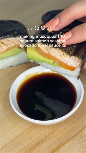 making musubi part 10: seared salmon sashimi, avocado & homemade eel sauce! #lunchideas 🍣🥑