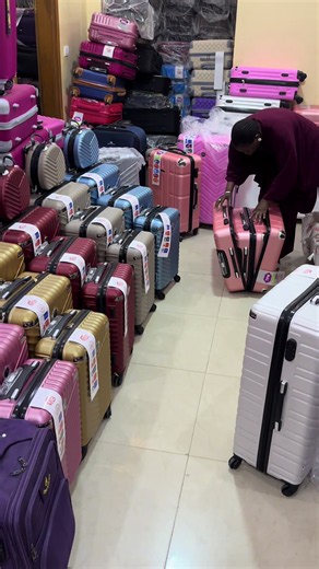 Valises Tall et Frères marche Grand Yoff — Vente en gros et détail