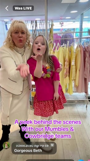 A little snapshot from today’s live in Mumbles ✨ Karen and Pam were in store when Beth — Karen Lewis’s niece — happened to pop in… so of course she couldn’t escape without modelling for us on the live! Then it was a quick trip up to Cowbridge to drop off new stock and catch up with Ceri, Jen and Davina. And making a few appearances in the reel too… Lolabelle and Steve 🐾 Just another busy day behind the scenes at Goose Island 💛 #GooseIslandFashion #BehindTheScenes #BoutiqueLife #MumblesBoutique