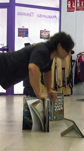 Most push ups on Guinness World Records books in one minute (male) 📚 52 by Alejandro Soler Tarí 🇪🇸 | Guinness World Records