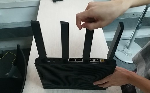 网件.Netgear.R8500天线展开与折叠