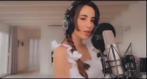 Sending you some summer vibes with Despacito 💃🏽🍹🌺🤍 https://www.instagram.com/benedettacaretta | Benedetta Caretta