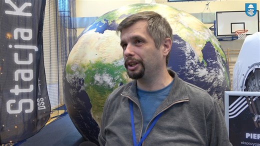 KOSMICZNA MISJA W KŁOBUCKU - UCZNIOWIE ZWIEDZILI MODEL STACJI ISS 15 września w Hali Sportowej Powiatu Kłobuckiego przy Zespole Szkół nr 1 w Kłobucku uczniowie z 16 placówek powiatu mieli okazję zwiedzić Discovery Space Station – mobilny model Międzynarodowej Stacji Kosmicznej ISS, stworzony przez Stowarzyszenie POLARIS–OPP w ramach programu „Odkrywcy” Ministerstwa Edukacji Narodowej. Model w skali 1:3 pozwala odwiedzającym poczuć się jak prawdziwi astronauci. W interaktywnym pawilonie wiernie o