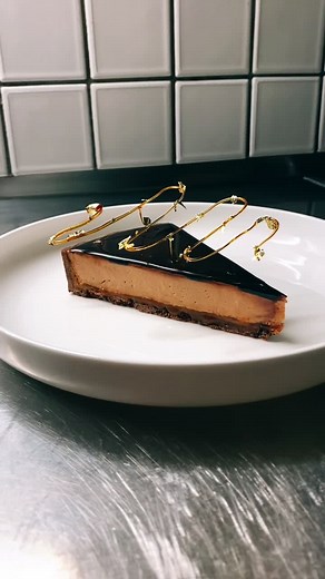 Let me hop on this trend. #tart #cake #swigglywiggly #mousse #chocolate #ganache #praline #caramel #bakedonthate #foodtiktok #viral #letsgo #fy